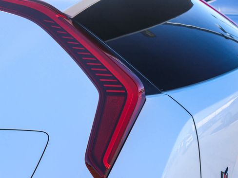 Used 2023 Kia Niro EX image 7