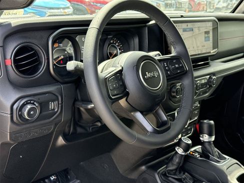 Used 2025 Jeep Wrangler Unlimited Rubicon AWD/4WD image 9