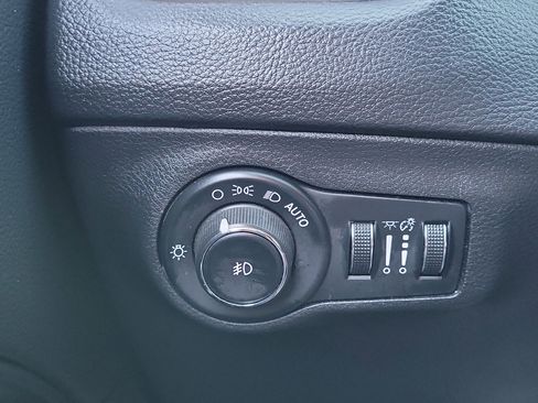 Used 2018 Jeep Compass Latitude w/ Popular Equipment Group image 16