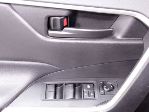 Used 2021 Toyota RAV4 LE AWD/4WD image 21