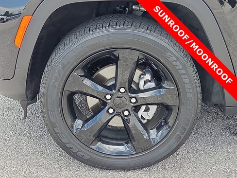 Used 2024 Jeep Grand Cherokee Altitude AWD/4WD image 7