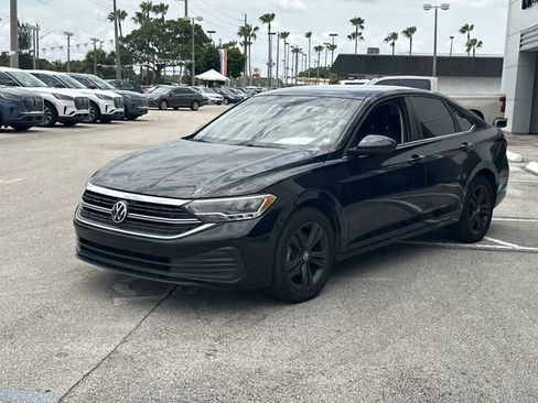 Used 2022 Volkswagen Jetta SE w/ Panoramic Sunroof Package FWD image 5