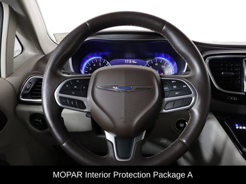 Used 2018 Chrysler Pacifica Touring-L Plus w/ Tire & Wheel Group FWD image 7