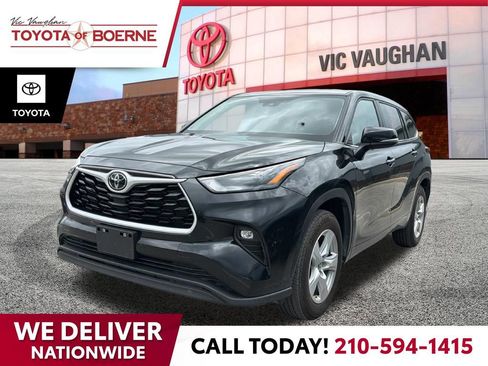 Used 2025 Toyota Highlander LE FWD image 1