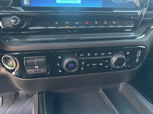 Used 2025 Chevrolet Silverado 2500 ZR2 w/ Technology Package image 18