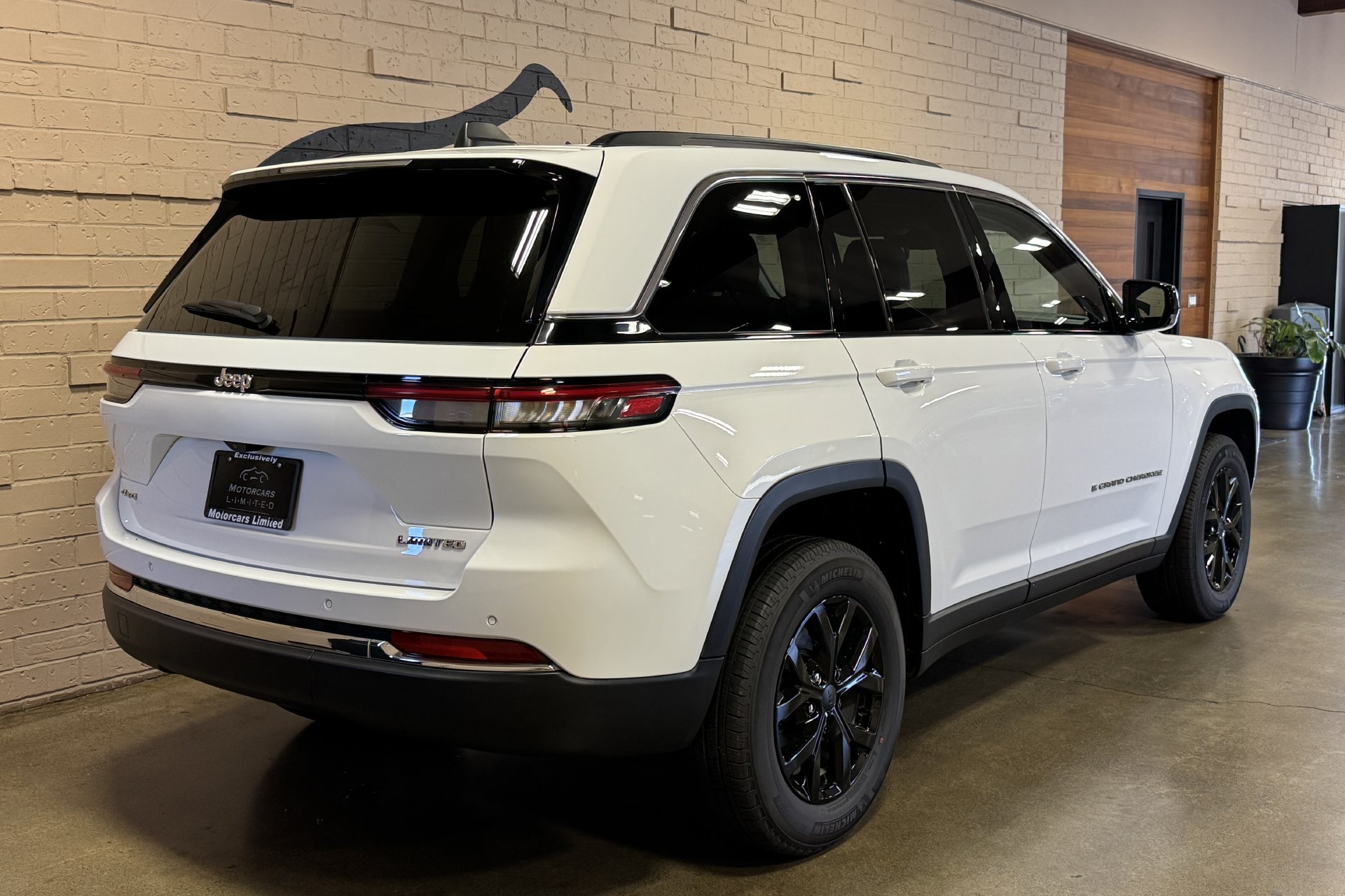 Used 2023 Jeep Grand Cherokee Limited AWD/4WD image 5