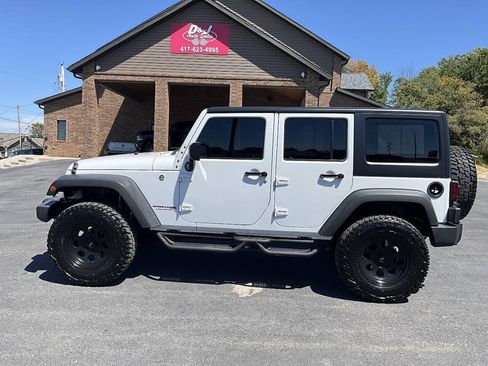 Used 2018 Jeep Wrangler Unlimited Sport AWD/4WD image 2