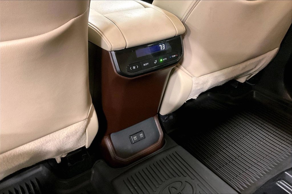 Used 2020 Toyota Highlander XLE AWD/4WD image 11