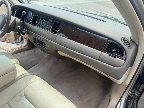 Used 1999 Lincoln Town Car Executive RWD image 11