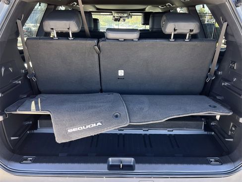 Used 2025 Toyota Sequoia Platinum image 31