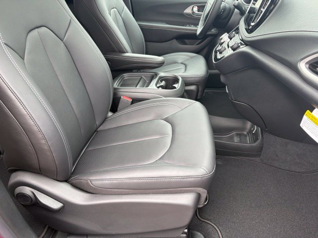 New 2027 Chrysler Pacifica Select AWD/4WD image 18