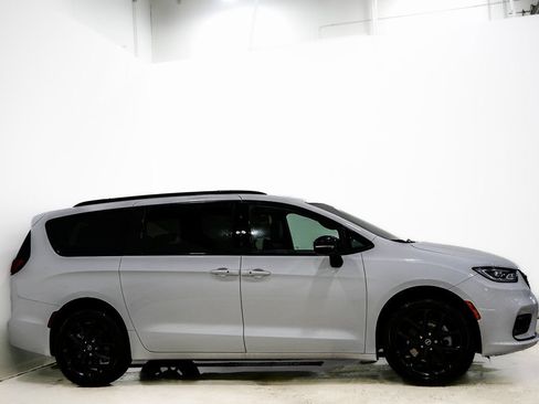 New 2026 Chrysler Pacifica Limited w/ S Appearance Package AWD/4WD image 5