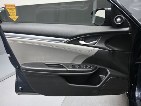 Used 2018 Honda Civic Touring image 9