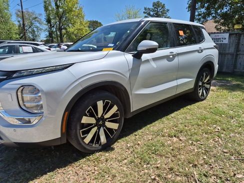 Used 2025 Mitsubishi Outlander SE image 1