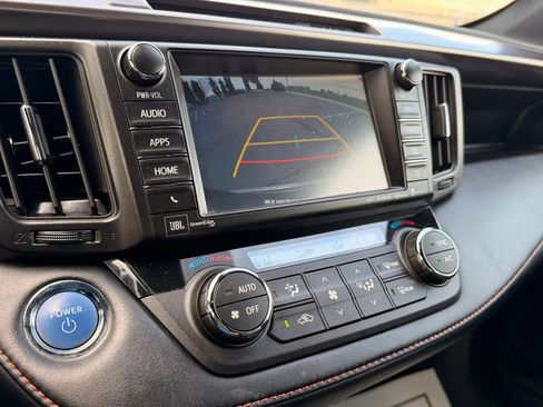 Used 2018 Toyota RAV4 SE AWD/4WD image 29