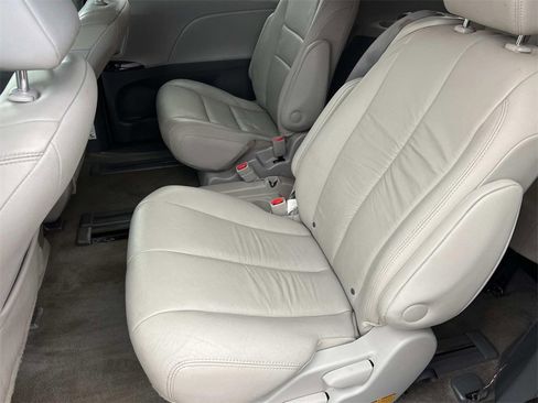 Used 2018 Toyota Sienna XLE image 11