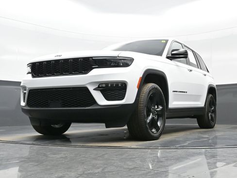 Used 2024 Jeep Grand Cherokee Limited w/ Black Appearance Package image 26