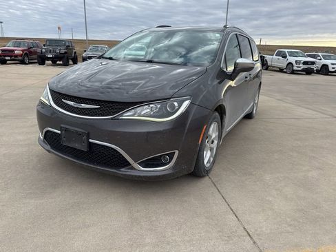 Used 2020 Chrysler Pacifica Limited image 8