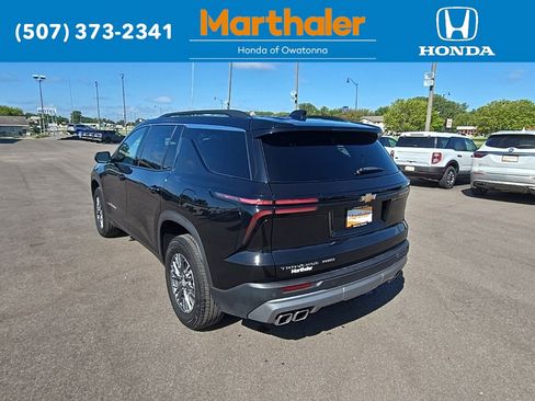 Used 2025 Chevrolet Traverse LT image 3