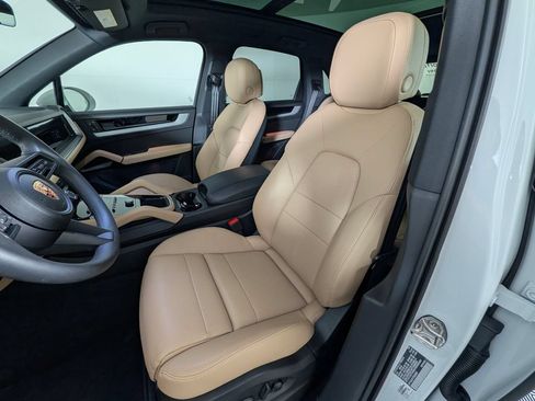 Certified 2026 Porsche Cayenne AWD/4WD image 5