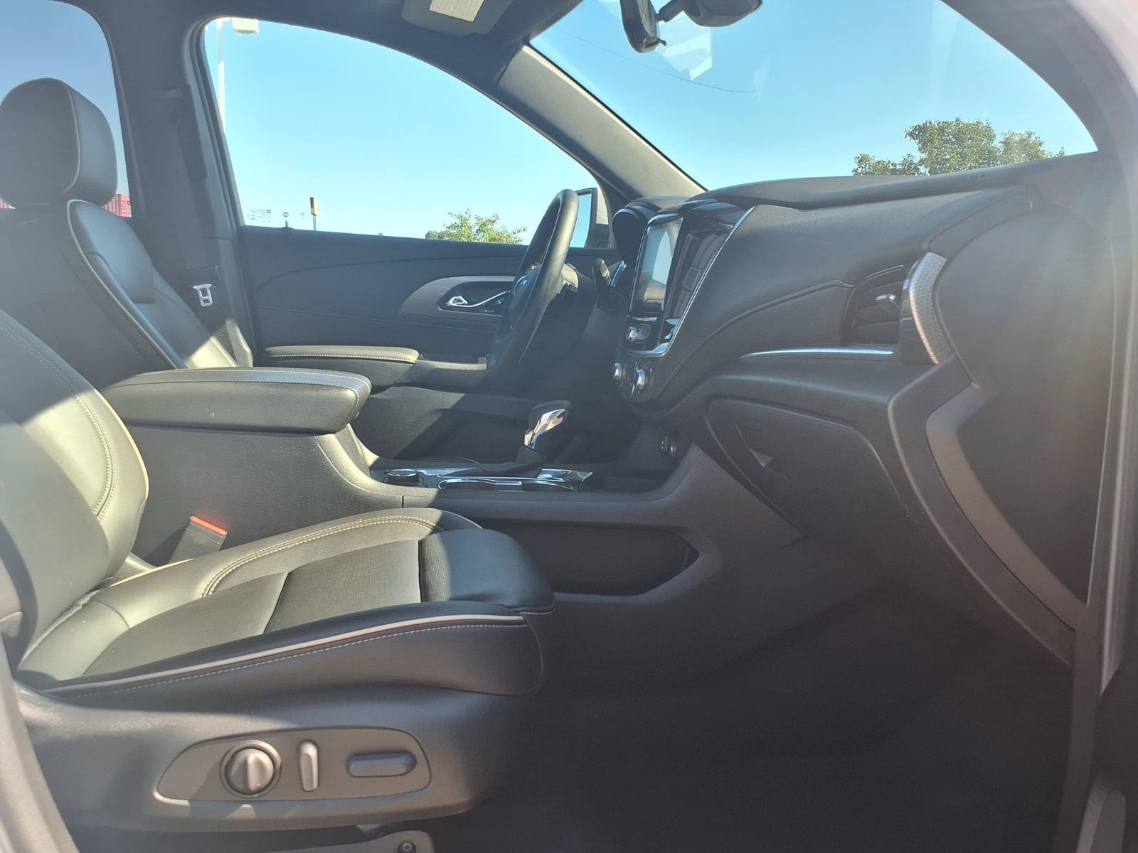 Used 2023 Chevrolet Traverse Premier FWD image 12