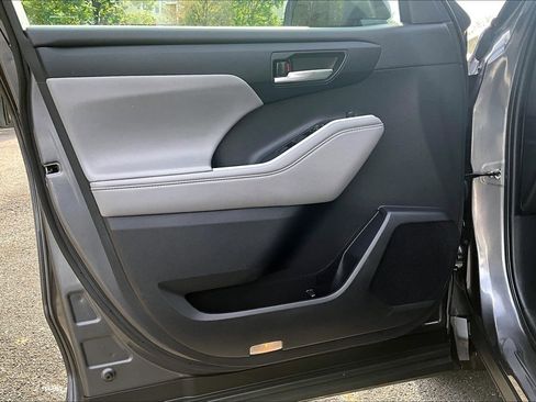 Used 2022 Toyota Highlander XLE image 22