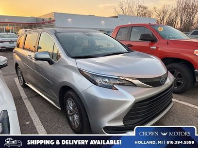 Used 2025 Toyota Sienna LE w/ LE Plus Package