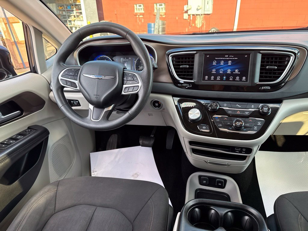 Used 2018 Chrysler Pacifica Touring Plus w/ Tire & Wheel Group FWD image 9