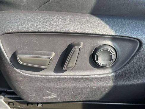 Used 2022 Toyota Venza XLE image 18