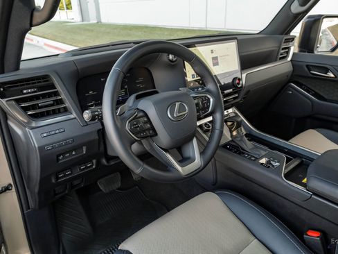 Used 2025 Lexus GX 550 w/ Accessory Package (CT) image 2