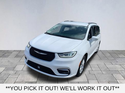 Used 2022 Chrysler Pacifica Touring-L FWD image 3