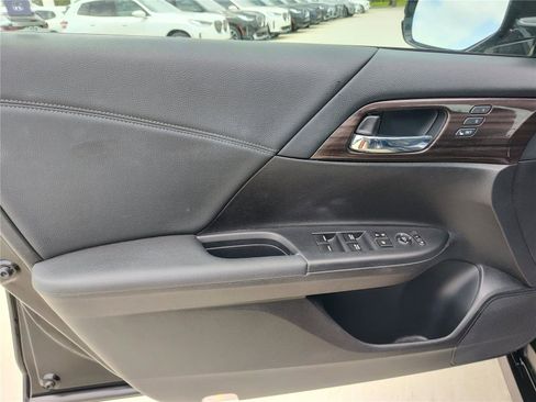 Used 2017 Honda Accord Touring image 14
