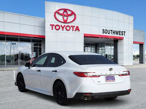 Used 2025 Toyota Camry SE w/ Convenience Package image 4