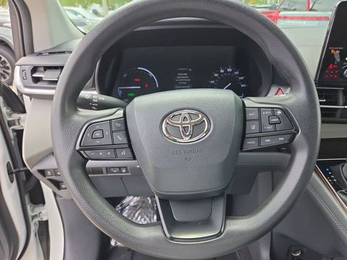 Used 2023 Toyota Sienna LE FWD image 14