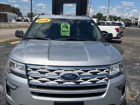 Used 2019 Ford Explorer XLT image 2