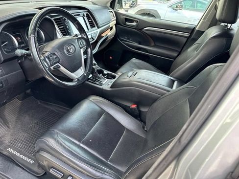 Used 2017 Toyota Highlander Limited w/ Protection Package #3 AWD/4WD image 4