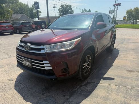 Used 2018 Toyota Highlander LE AWD/4WD image 4
