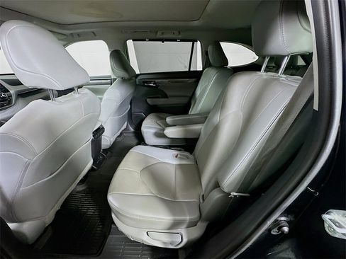 Used 2022 Toyota Highlander Platinum image 13