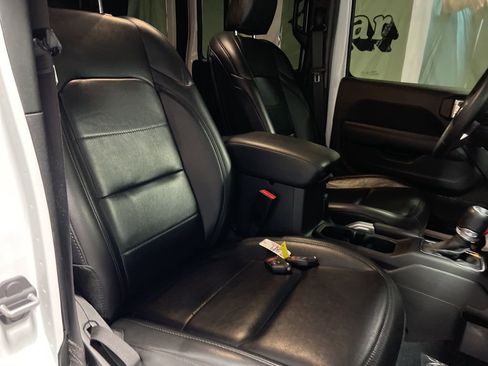 Used 2022 Jeep Wrangler Unlimited Sahara image 11