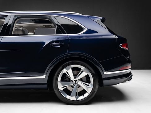 Used 2024 Bentley Bentayga AWD/4WD image 20