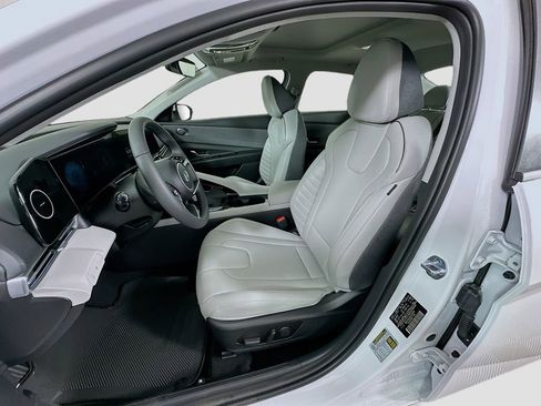 New 2025 Hyundai Elantra Limited image 16