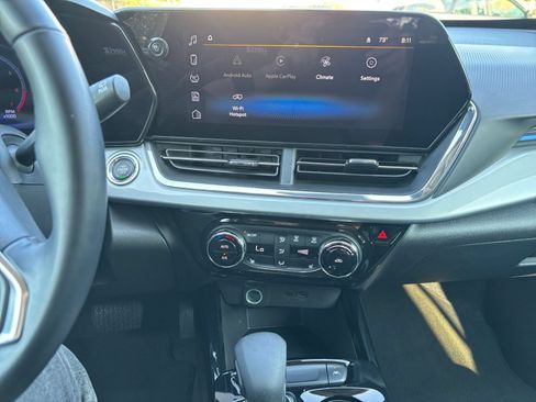 Used 2025 Chevrolet Trax LT w/ LT Convenience Package FWD image 17