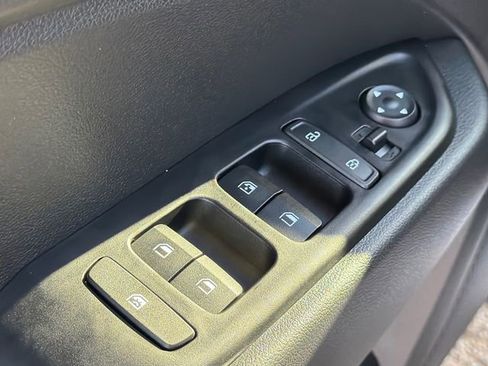 Used 2025 Hyundai Venue Limited FWD image 21