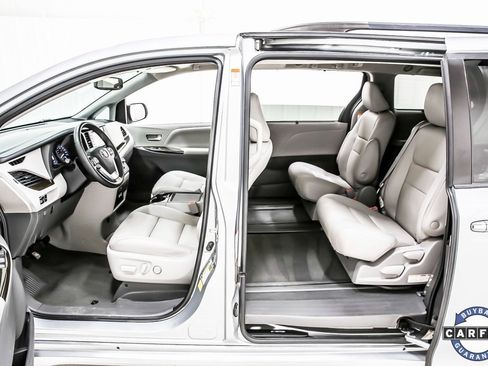 Used 2020 Toyota Sienna XLE image 27