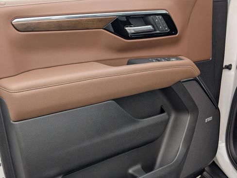 New 2025 Chevrolet Suburban High Country image 17