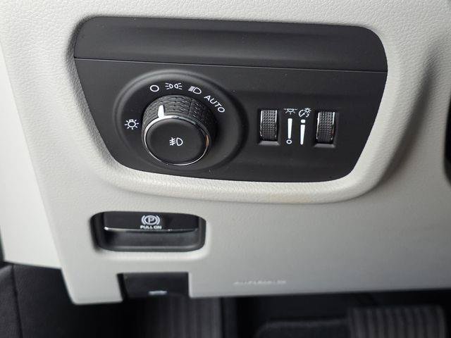 Used 2023 Jeep Grand Cherokee Summit w/ Adv Protech Group IV RWD image 33