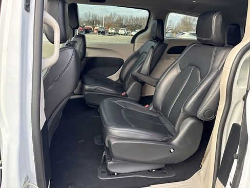 Used 2024 Chrysler Pacifica Select image 16
