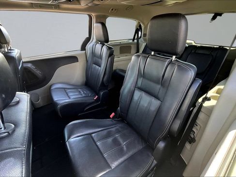 Used 2014 Chrysler Town & Country Touring-L w/ Driver Convenience Group FWD image 17