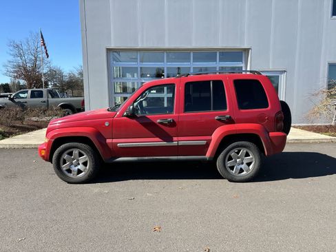Used 2005 Jeep Liberty Limited w/ Trailer Tow Group image 2