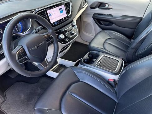 Used 2024 Chrysler Pacifica Touring-L image 10